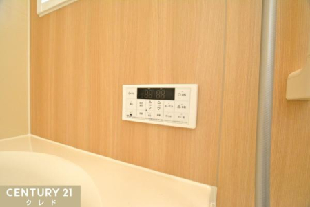 浴室 【浴室内給湯器】
給湯器が浴室にもあるので入浴中のご家族それぞれのちょうど良い温度に調節することができます。設定温度に達すると音でお知らせしてくれるので、暖かなお風呂にすぐに入れます。