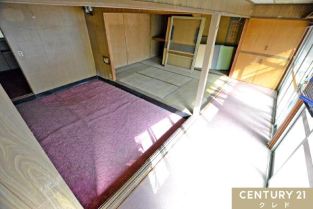 和室 縁側に面した洋室と和室は合わせて12帖の広さ！
縁側からの陽光が差し込む空間となっており、開け放って使うこともできます。