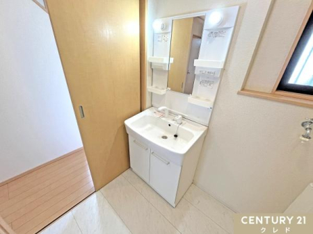 洗面台・洗面所 清潔感溢れる快適空間を実現したサニタリールーム。
白を基調とした爽やかなサニタリールーム。衛生面・機能面・収納力が揃っています！