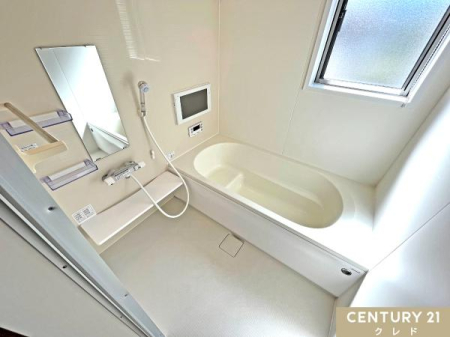 浴室 白を基調とした清潔感のあるバスルーム。
ベンチ付きの浴槽は節水効果や半身浴、小さなお子様との入浴時にも安心してお使いいただけます！