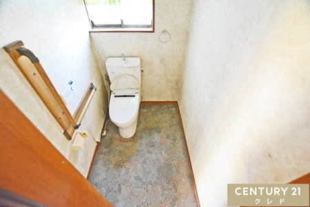 トイレ トイレは1・2階の2ヶ所に完備しております。
充実の水回りで、2世帯住宅としてお使いいただく際も、時間などに左右されず快適に使用できます。