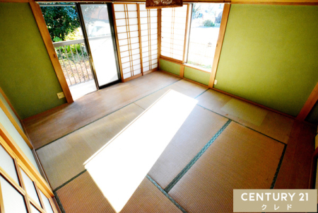 和室 板の間のある1階8帖の和室です。
昔ながらの造りの和室はゆとりある広さと柔らかな畳で幅広い世代の方が快適に過ごすことができます。