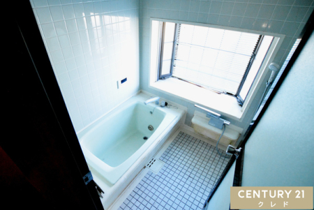 浴室 1階の浴室です！
窓があり、換気ができるので湿気を除去し、カビを防ぐことができます。出窓にはバス用品を置くこと可能。洗い場を広く使えます。