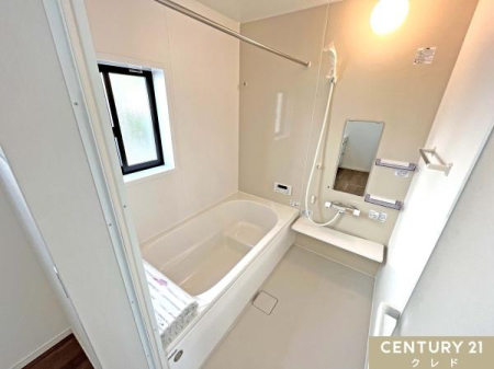 浴室 ゆったりくつろげる一坪タイプのバスルーム。
浴室乾燥機・浴室物干しが付いているので、天気の悪い日はランドリースペースとしても活用できます。