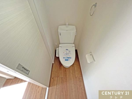 トイレ 衛生面も安心なウォシュレット機能付きトイレ。
背面の収納にはペーパーの予備やお掃除道具なども収納できます。