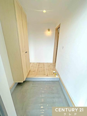 玄関 収納のある玄関は、生活動線にゆとりを生み出します。玄関は掃除がしやすく、きれいな状態を維持しやすい耐久性に優れたタイル敷きです。
