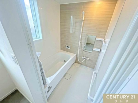 浴室 一日の疲れを癒す浴室はゆったりと足を伸ばせる一坪タイプ。窓があることで、しっかり換気もできるので、カビ・湿気対策としても効果的です。