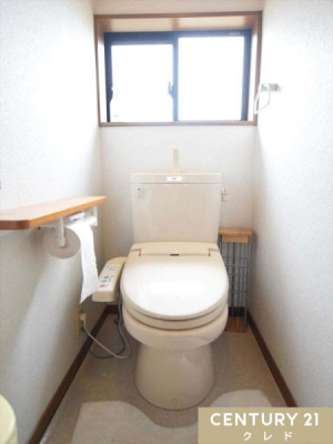 トイレ 【毎日の快適ライフのための洗浄機能付きのトイレ】
清潔感のある空間
窓がついているので換気もラクラクできます！
