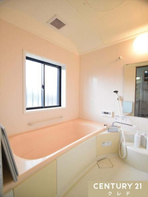 浴室 1坪タイプのユニットバス
明るい色合いのバスルームは広々とした開放感があり、ゆったりと足を伸ばして寛げます。