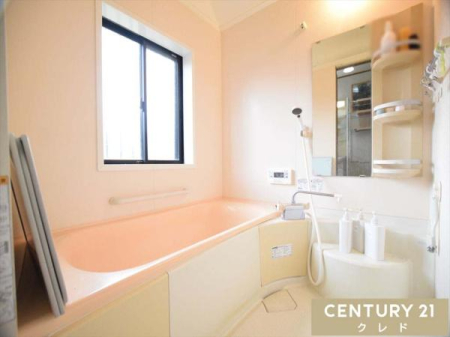 浴室 【1坪タイプのユニットバス】
明るい色合いで開放感を味わいながら日々の疲れを癒すことができるバスルームです。