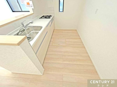 キッチン キッチンには床下収納があり、住空間を狭めることなく収納スペースを確保することができます。
家事動線や視線を遮らないので、家族との会話もできるスッキリとしたキッチン周りで料理ができます。