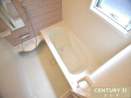 浴室 節水にもなるベンチタイプのバスルーム。
足を伸ばしてゆったりくつろげる1坪タイプです。
ベンチ付きの浴槽は半身浴、小さなお子様の入浴の際にも便利です！