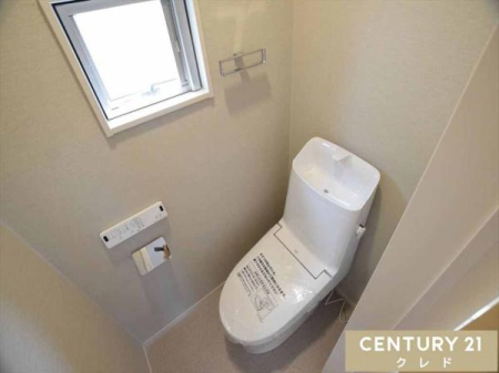 トイレ 清潔感のあるシンプルなレストルーム。2階にもトイレがあります。
朝の忙しい時間帯は待たずに使用することができ、万が一の故障やトラブル時でも慌てずにすみます。