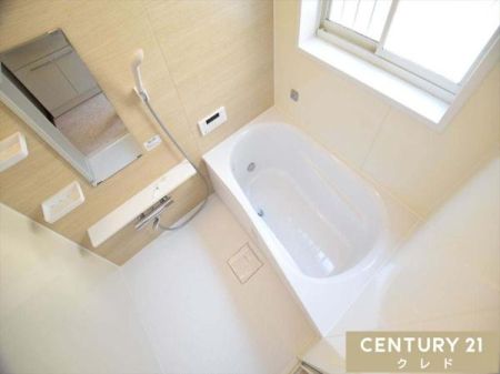 浴室 【自然換気がスムーズな窓付きです】
窓付きのバスルームは、採光もあり明るく気持ちの良い空間
日中の入浴も気持ちよくお使い頂けそうです。
朝風呂がメインの方では朝日を浴びながらお風呂に入れます