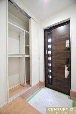 玄関 【A号棟】
収納のある玄関は、生活動線にゆとりを生み出します。
玄関は掃除がしやすく、きれいな状態を維持しやすい耐久性に優れたタイル敷きです。