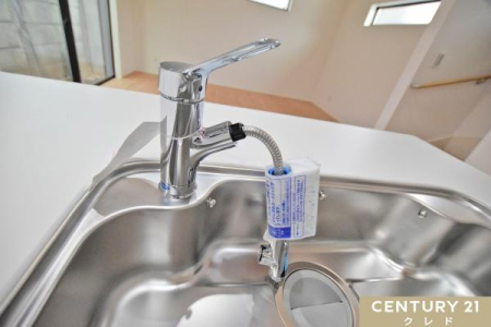 キッチン キッチンには自由度の高いシャワー付きの水栓を使用。
シンクの壁面にも直接水をかけることができるので、洗剤の洗い残しなどのリスクを少なくします。