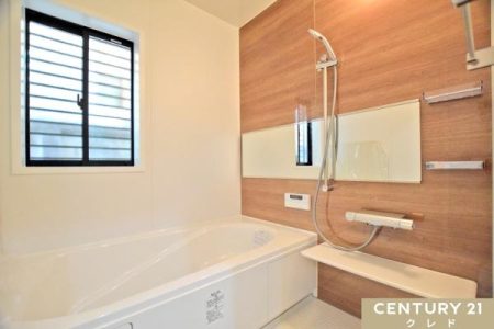 浴室 【A号棟】
浴槽は節水もできるベンチタイプ！
お子様とのお風呂の時も安心。ゆったりと半身浴を楽しむこともできます。大きな窓は換気も良好なので洗剤を使ったお掃除にも安心できますね。