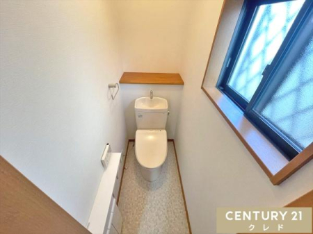 トイレ お掃除楽々のトイレは1階2階にあります。
トイレもリラックススペースの一つ。
ウォシュレット機能付きの清潔感のあるトイレです。
早朝やお仕事帰りのご見学にもすぐ対応致します