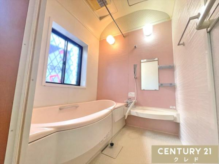 浴室 【ピンクのアクセントパネル】
浴室に柔らかな雰囲気をもたらしています！
小さなお子様との入浴にも使いやすい・半身浴もできてしまうマルチステップ仕様のバスタブ！