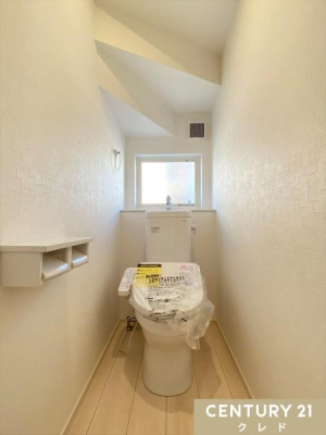 トイレ シンプルなレストルームにナチュラルな床材が温もりを感じさせる空間に。
一日に何度も使う場所だからこそ、短い時間でも落ち着ける場所となっております。
窓も付いているので、換気・採光もバッチリです！