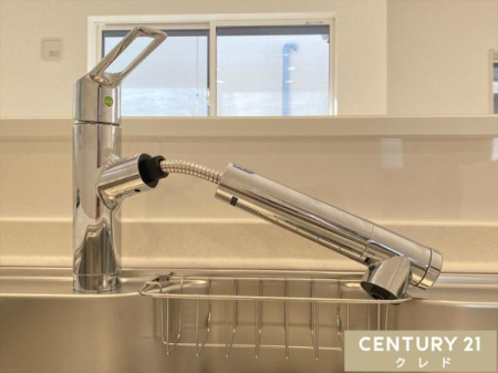 キッチン ■シャワーヘッド付水栓■
シンクのスミズミまで細かいゴミも洗い流す事ができるので、お掃除の時もラクラクです。
シンクには洗った食器をサッと置ける水切棚を置いても広く使えそうです。