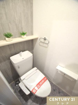 トイレ 使い心地よく衛生的なシャワー付きトイレ。
温水洗浄便座は、快適な使い心地で、いつも清潔を保ちます。
清潔感のある空間は、ゆっくりとプライベートな時間も過ごせそうです。