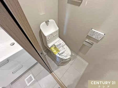 トイレ 【本日ご案内大歓迎】
トイレもウォシュレット機能付きのものに新規交換
おしり洗浄、ビデ洗浄、暖房便座の機能を標準装備。