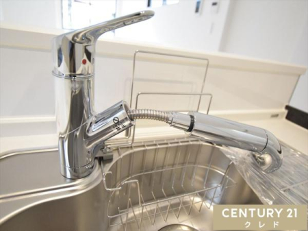 キッチン 【シャワーヘッド水栓】
シャワーヘッドがついていますので、シンクに散らばったゴミも綺麗に洗い流せます!
いつもキッチン清潔に保つのに嬉しいアイテムですね！