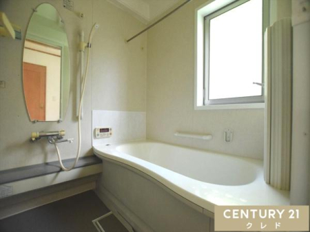 浴室 【窓の付いている浴室です】
自然換気ができ、清潔感を保ちます。
お仕事や家事、育児で疲れた体を癒せる憩いの空間です。