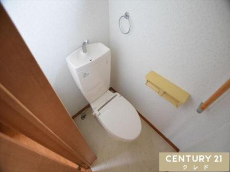 トイレ 【リラックススペースの一つ】
いつもきれいで、爽やか。トイレは1階2階にあります。
空気の換気と窓からの光の明るさに配慮した清潔感のあるトイレ
