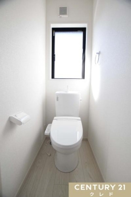 トイレ 【温水洗浄便座は1階・2階のトイレに標準装備】
節水型でエコなトイレには、今では当たり前のウォシュレット付き。
換気用に換気扇はもちろん、窓も着いているので常に快適ですね