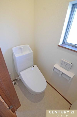 トイレ お住まいには2カ所にトイレがあります。
1日に何度も使うトイレは白をベースにしたシンプルな造り。お好きなレイアウトを加えて使いやすくリラックスできる空間にしてみてはいかがでしょう。