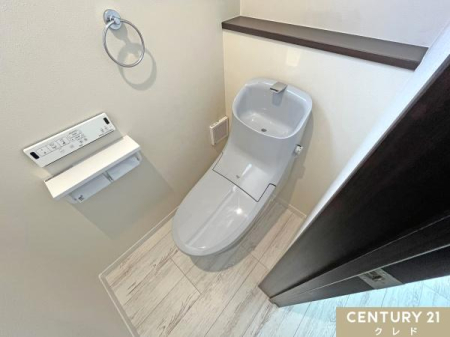 トイレ 衛生面も安心なウォシュレット機能付きトイレ。
吐水口と手洗い鉢との段差が滑らかなので、サッとひと拭きで簡単にお掃除ができます。