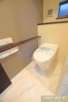 トイレ 見た目もスッキリし、お掃除もしやすいタンクレストイレを使用。温水洗浄・便座暖房機能の付いたトイレは、肌への負担に配慮し、快適な生活をサポートします。
