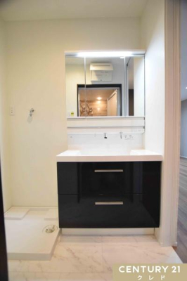 洗面台・洗面所 朝の忙しい時間に大活躍する3面鏡付きシャンプードレッサー。小窓があるので浴室からの湿気・カビ対策にもなり清潔な空間を保てます。