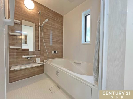 浴室 【高級感を感じるリラックス空間】
浴室は茶系を基調にした高級感のある造り。
体を包み込めるベンチ式の浴槽は節水にも効果的です。