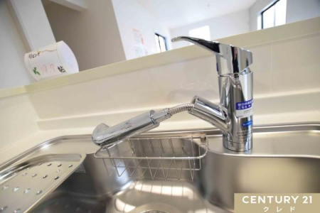 キッチン 【シャワーヘッド付水栓】
シンクのスミズミまで細かいゴミも洗い流す事ができますので、お掃除の時もラクラクです。
シンクには洗った食器をサッと置ける水切棚を置いても広く使えそうです。