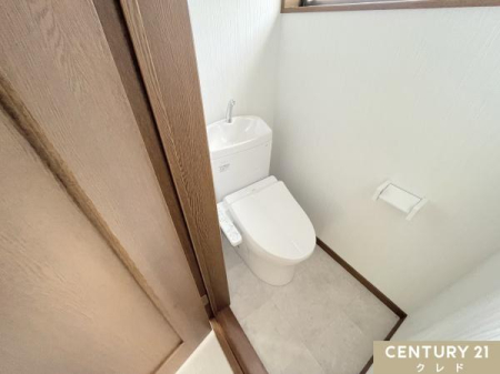 トイレ お住まいには2カ所にトイレがあります。
1日に何度も使うトイレは白をベースにしたシンプルな造り。1階も2階もリフォームでウォシュレット機能付きの物に交換してあります。