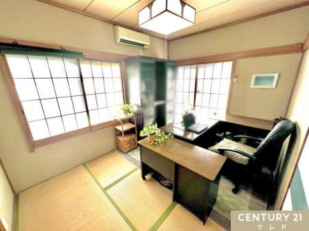 和室 【1階6帖和室】
タタミの香りが安らぎを与える、リラックス空間
窓も大きく開放感のある和室となっております。