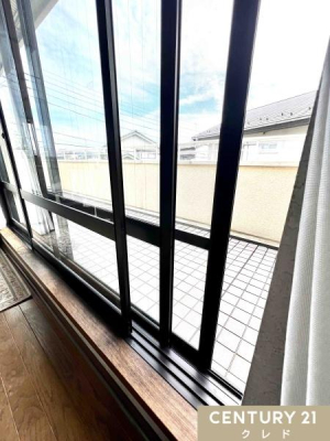 その他 【1階リビングにはペアガラス採用】
断熱性・遮音性・気密性に優れた複合窓で季節を問わず快適な室内環境を実現します。
室内の温度調節がしやすく過ごしやすくなります！