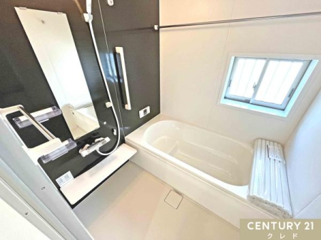 浴室 浴室には節水もできるベンチタイプの浴槽があります。
お子様とのお風呂の時も安心。ゆったりと半身浴を楽しむこともできます。大きな窓は換気も良好なので洗剤を使ったお掃除にも安心できますね。