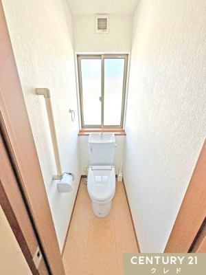 トイレ 【2階トイレ】
ウォシュレット機能付トイレです！
ご家族みなさまが気持ち良くお使いいただけます。
