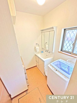 浴室 【大きく見やすい三面鏡で清潔感ある洗面台】
収納も多く、コスメ等もスッキリと仕舞えます。
是非現地ご覧ください。
