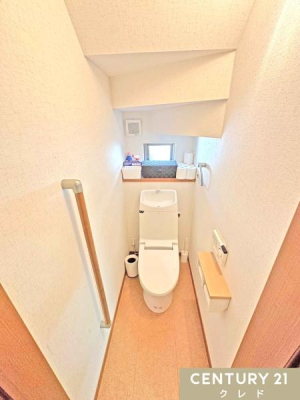 トイレ 【1階トイレ】
温水洗浄便座は1階・2階のトイレに標準装備
安心の手すり付です！
窓付きで、換気もスムーズに行えます。
