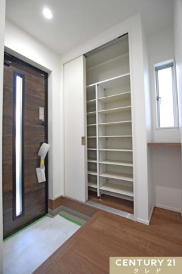 玄関 収納のある玄関は、生活動線にゆとりを生み出します。
玄関は掃除がしやすく、きれいな状態を維持しやすい耐久性に優れたタイル敷きです。