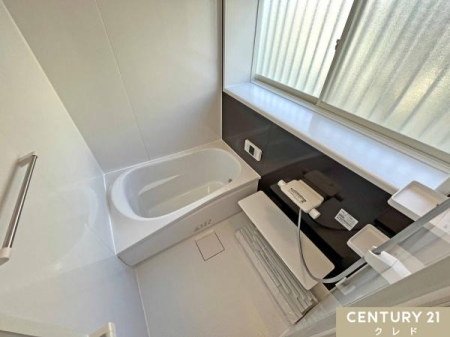 浴室 大きな窓が魅力的なバスルーム！換気や採光を確保できること以外にも、外の景色をを眺めてゆっくり癒されたり、心地いい空間となりそうです。