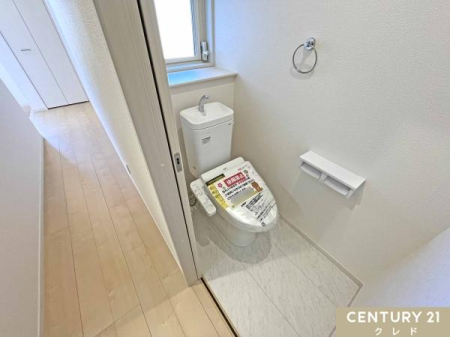 トイレ 白を基調としたウォシュレット付きのトイレです。
室内はライフスタイルに合わせやすいシンプルな造り。
温水洗浄・便座暖房機能の付いたトイレは、肌への負担に配慮し、快適な生活をサポートします。