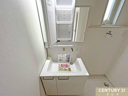 洗面台・洗面所 ミラー裏やボウル下には収納スペースがあります。
歯磨き粉や整髪剤などもたっぷり収納できて、整頓されたスッキリ空間に！