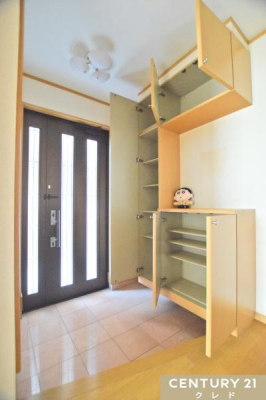 玄関 収納のある玄関は、生活動線にゆとりを生み出します。
玄関は掃除がしやすく、きれいな状態を維持しやすい耐久性に優れたタイル敷きです。