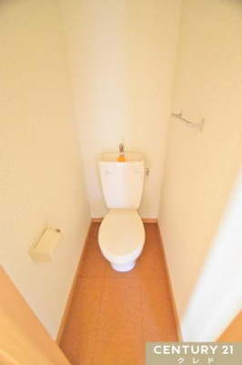 トイレ 【2階　トイレ】
トイレが2か所にあるので、朝の忙しい時間帯は待たずに使用することができ、万が一の故障やトラブル時でも慌てずにすみます。